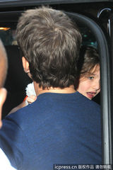 组图：汤姆-克鲁斯离婚后首探爱女 遭狗仔围堵