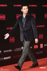 组图：周慧敏白纱裙飘逸现身 小腹扁平力证未怀孕