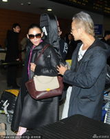 组图：张柏芝背吉他现身 不顾记者与好友说笑