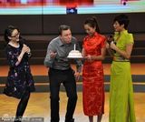 组图：王刚女儿女婿首亮相 台上庆生洋女婿表演武术