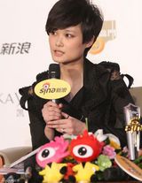 高清图：李宇春获网络盛典年度最具号召力艺人