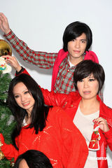 幻灯：华纳众歌手身着喜庆红衣拍圣诞大片