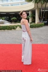 组图：金球奖造势 “金球小姐”率众脚铺红毯