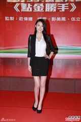 组图：梁政珏透视露内衣 徐子珊暧昧女女吻