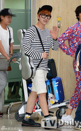 组图：B1A4结束日本演唱会 笑容满面现身机场