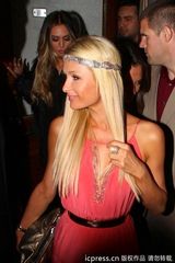 组图：帕丽斯-希尔顿红色礼服抢镜 金色手包彰品位