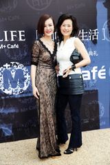 组图：刘孜新店开业携子亮相 深V长裙秀红唇