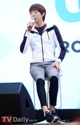 组图：韩团CNBLUE休闲装宣传清新帅气