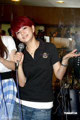 幻灯图：S.H.E为演唱会彩排 挑战闽南语歌曲