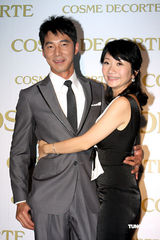 幻灯：陶晶莹与老公首度亲密代言 不忘为小S叫屈