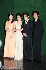 组图：晶刚婚宴 伴郎伴娘霍启山吴敏霞与晶刚合影