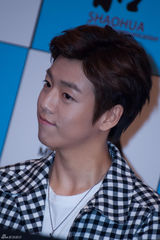 组图：李玹雨现身见面会用中午问候粉丝