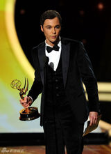 组图：艾美奖现场 谢耳朵连任喜剧类最佳男主角