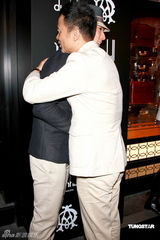 幻灯图：吴尊礼帽显王子风 任达华夫妇呼吁捐款