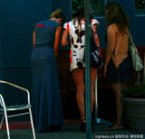 组图：斯嘉丽-约翰逊紧身长裙秀凹凸身材