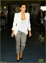 组图：卡戴珊扎清爽马尾辫 长衣长裤难掩丰满