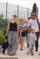 高清图：格温背心长裙举家现身 带爱子感受气氛