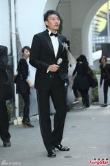 组图：张震大婚献吻娇妻 亲手为新娘提裙摆