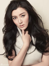 组图：陈廷嘉秋冬写真曝光 感性优雅显女神范