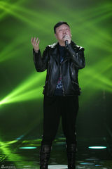 组图：周笔畅睡衣扮猫女 邓紫棋自弹自唱