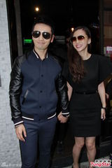 组图：黄晓明买豪车捧花突袭庆生baby 公开恋情