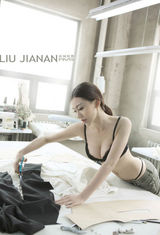 幻灯图：巩新亮登《男人装》 变身性感魅惑裁缝