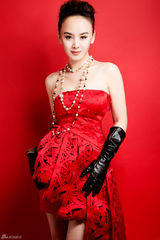 组图：小王晶红裙写真 一颦一笑灵动优雅