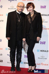 组图：韩星李珉廷秀香肩 泫雅等出席活动