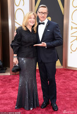 组图：导演保罗-费格携妻亮相红毯左手灵巧