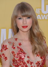 组图：斯威夫特穿红花点缀长裙亮相音乐奖