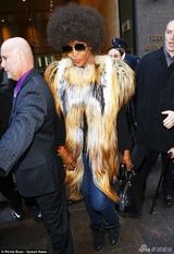 组图：娜奥米-坎贝尔发型大变 爆炸头形象雷人