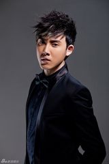 组图：张睿绅士写真 酷黑西装化身梦幻王子