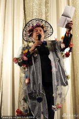 组图：罗萨-冯-柏汉获摄影机奖 遭主席热烈强吻