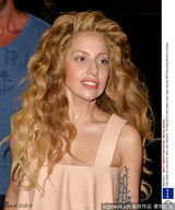 组图：Gaga拼色鱼尾裙亮相 长发披肩纹身抢镜