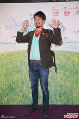 组图：香港舞台剧奖颁奖礼 黄秋生教张敬轩减压