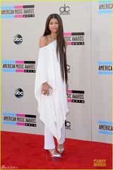 组图：赞达亚白色长裙亮相 露香肩小性感