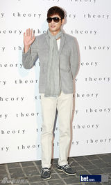 组图：少时秀英与金来沅等出席名品开业礼