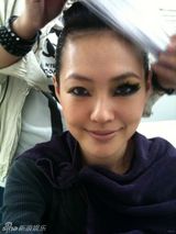 幻灯图：小S玩微博不亦乐乎 大秀宝贝女儿可爱照