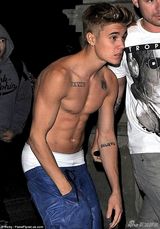 组图：比伯生日凌晨赤膊走街被拍 哈腰露屁股