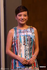 组图：赵薇助阵品牌新店开业 短裙绚丽温柔大方