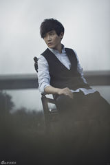 组图：李炜黑白英伦写真 电眼深邃打造迷幻绅士