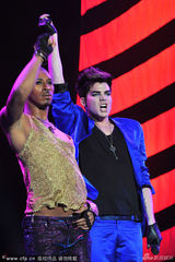 组图：亚当兰伯特上海妩媚开唱眼线撩人