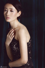 幻灯图：吕夏新照着蕾丝礼服 重现时尚高贵 