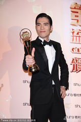 组图：萧敬腾获最佳国语男歌手 兴奋摆造型