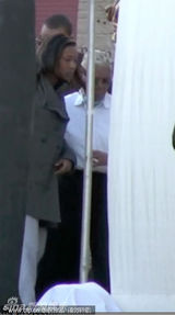 组图：惠特尼-休斯顿家人哀悼 其母现身需人搀扶