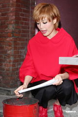 组图：容祖儿睽违11年台北开唱 一身大红烧乌龟