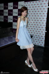 组图：陈珊妮露香肩成性感厨娘 闻婚变立马变脸