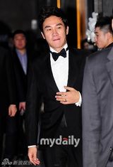 组图：韩国演员严泰雄举行婚礼发布会幸福大笑