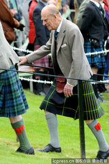 组图：91岁老亲王菲利普“晒鸟”