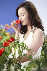 组图：石小群代言广告写真 演绎纯美无瑕